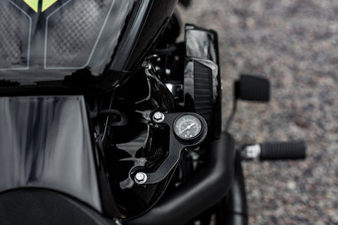 "Milwaukee-Eight" Rocker Box Mounted BLACK Air Ride Pressure Gauge Kit